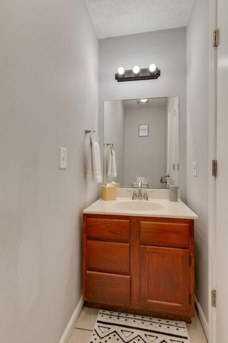 Lovely 2 Bdr Condo With Balcony 2M To Broadway Nashville Exterior photo